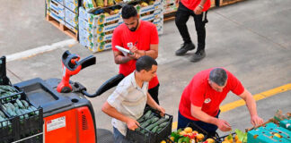 SE SOLICITA ENVASADORES/AS PARA ALMACÉN DE FRUTA (6 VACANTES), REMUNERACIÓN SEGÚN CONVENIO. INGRESO INMEDIATO Envasadores Almacén de frutas empleo de envasador en España Envasado de frutas Packagers Fruit packaging Verpacker Obstlager Confezionatori Magazzino di frutta