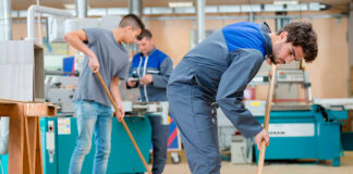 SE SOLICITA LIMPIADOR/A INDUSTRIAL (5 DÍAS A LA SEMANA), MÍNIMA EXPERIENCIA. SALARIO APROX. 1.864,00 € MENSUAL Limpiador Industrial Empleo de Limpieza en España Empleo en Madrid Industrial Cleaner Cleaning Job in Spain Industriereiniger Addetto alle pulizie industriale