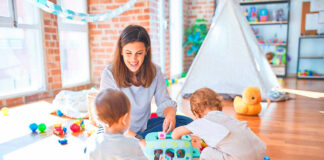 SE SOLICITA NIÑERA POR HORAS 4 DÍAS A LA SEMANA (TURNO TARDE), EXCELENTE PAGO POR HORA. INGRESO INMEDIATO Niñera Por Horas Trabajo de niñera niñera Cuidado de mellizos Hourly Babysitter Babysitter Job Babysitter Twin Care nanny