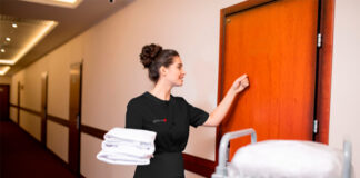 SE SOLICITAN HOMBRES Y MUJERES PARA LIMPIEZA DE HOTEL (ASEO DE HABITACIONES), CON O SIN EXPERIENCIA. 35 HORAS SEMANALES, SALARIO $2400 AL MES Limpieza de Hotel Aseo de Habitaciones Empleo en Maine Personal para hotel en USA Hotel Cleaning Room Cleaning Employment in Maine Hotel staff in the USA