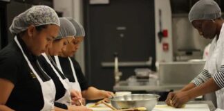 SE BUSCAN 2 AYUDANTES DE COCINA CON O SIN EXPERIENCIA (HOMBRES Y MUJERES), 32 A 40 HORAS POR SEMANA. PAGO $17.40 POR HORA Ayudantes de Cocina en Canada Empleo en Columbia Británica Empleo de Ayudantes de Cocina en Canadá Kitchen Helpers in Canada Jobs in British Columbia Kitchen Helpers Jobs in Canada