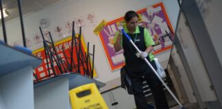SE SOLICITA LIMPIADOR/A PARA CENTRO ESCOLAR (CON O SIN EXPERIENCIA), TIEMPO PARCIAL TURNO TARDE. BUEN SALARIO Limpiador de Colegio Limpieza de Colegio Empleo en Barcelona Empleo de Limpieza en España School Cleaner School Cleaning Jobs in Barcelona Cleaning Jobs in Spain