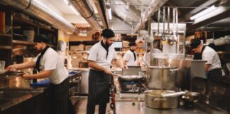 SE SOLICITA PERSONAL DE COCINA PARA RESTAURANTE DE HOTEL RESORT (NO REQUIERE EXPERIENCIA, SE ENTRENARÁ), BUEN PAGO + BENEFICIOS Personal de Cocina en USA Restaurante de Hotel Resort en USA Empleo sin Experiencia en USA Kitchen Staff in USA Hotel Resort Restaurant in USA Jobs without Experience in USA