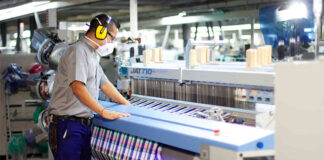 SE SOLICITAN AUXILIARES TEXTIL (HOMBRES Y MUJERES), MÍNIMA EXPERIENCIA. 15 VACANTES, PAGO 9€ LA HORA Auxiliares Textil Polígono Plaza empleo en Zaragoza empleo de operario en España Empresa Textil en España Textile Auxiliaries operator employment in Spain Textile Company in Spain