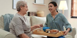 SE SOLICITAN CUIDADORES/AS PARA CENTRO DE DÍA (CON O SIN EXPERIENCIA), ATENCIÓN DE ADULTOS MAYORES. TURNO DIURNO, BUEN PAGO Cuidadores Centro de Día en Barcelona Empleo sin experiencia en España Empleo de Cuidadora sin experiencia Caregivers Day Center in Barcelona Jobs without experience in Spain
