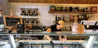 SE SOLICITAN EMPLEADAS/OS DE HELADERÍA PARA ATENCIÓN AL PÚBLICO (POCA EXPERIENCIA), TURNO TARDE NOCHE. BUEN SUELDO Empleados de Heladería Para Atención al Público Heladeria Artesanal Ice Cream Shop Employees for Customer Service Artisan Ice Cream Shop