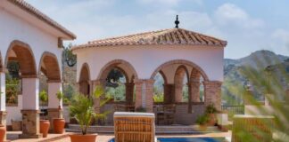 SE NECESITA MATRIMONIO INTERNO PARA CUIDADO DE FINCA. SE OFRECE EXCELENTE SUELDO + BENEFICIOS Y ALOJAMIENTO Matrimonio Para Cuidado de Finca en España Empleo en Málaga Guardeses en España Marriage for Property Care in Spain Employment in Malaga Guardeses in Spain