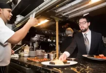 SE BUSCAN 3 CAMAREROS/AS DE BARRA PARA RESTAURANTE EN EL CENTRO DE ZARAGOZA (2 AÑOS DE EXPERIENCIA), FIESTAS DEL PILAR. PAGO DE 11 A 13 € LA HORA Camarero/a de Barra y Sala Empleo en Granollers Empleo en Barcelona Bar and Lounge Waiter Employment in Barcelona Camarero de barra en Zaragoza
