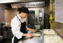 SE BUSCAN COCINEROS/AS DE LÍNEA PARA RESTAURANTE EN CORAL GABLES, MIAMI (CON EXPERIENCIA), TIEMPO COMPLETO O MEDIO TIEMPO. PAGO DE $20 A $22 POR HORA Cocinero/a Para Restaurante in USA kitchen for restaurant Cocinero de línea en Miami