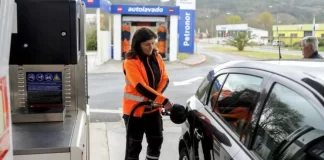 SE SOLICITA EXPENDEDOR/A DE GASOLINA TURNO TARDE DE LUNES A VIERNES (CON O SIN EXPERIENCIA). SALARIO 1.417,65 € AL MES Expendedor de Gasolina Plenoil Barcelona Personal para gasolinera en España Empleo en Barcelona Gasoline Dispenser Plenoil Barcelona Staff for gas station in Spain Employment in Barcelona