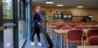 SE PRECISAN LIMPIADORES/AS PARA COLEGIOS, PABELLONES DEPORTIVOS Y CENTROS CULTURALES (CON O SIN EXPERIENCIA), TURNO TARDE. BUEN SALARIO Limpiadores en España Limpieza de Colegios en España Limpieza de Pabellones Deportivos en España Limpieza de Centros Culturales en España Empleo de limpieza sin experiencia Cleaners in Spain