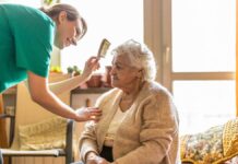 SE REQUIEREN CUIDADORES/AS PARA CENTRO GERIÁTRICO (CON O SIN EXPERIENCIA), TURNO DIURNO. BUEN SALARIO Cuidadores Centro Geriátrico en España empleo sin experiencia en Barcelona Caregivers at a Geriatric Center in Spain no-experience employment