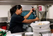 SE BUSCA LAVAPLATOS PARA EL HOTEL ANAHEIM MARRIOTT SUITES EN GARDEN GROVE, CALIFORNIA (NO SE PIDE EXPERIENCIA), TIEMPO COMPLETO. PAGO DE $18 POR HORA Y SEGURO DESDE EL PRIMER DÍA Lavaplatos personal para restaurante en St Ignace empleo en Míchigan empleo sin experiencia en USA Personal Dishwasher for Restaurant Job without Experience in USA