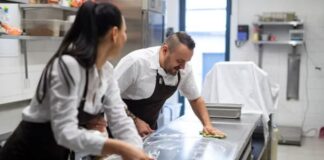 SE SOLICITA PERSONAL PARA LIMPIEZA DE RESTAURANTES (HOMBRES Y MUJERES), CON O SIN EXPERIENCIA. PART TIME, BUEN PAGO Personal para Limpieza de Restaurantes en California empleo sin experiencia en USA Restaurant Cleaning Staff in California - No Experience Job in the USA