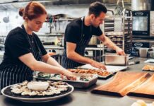 SE BUSCAN 6 AYUDANTES DE COCINA (PREPARADORES DE ALIMENTOS) PARA TK HOSPITALITY MANAGEMENT EN MIRAMAR, FLORIDA (SIN EXPERIENCIA, H-2B TEMPORAL), 35 HORAS SEMANALES. PAGO DE $17.07 A $18 POR HORA Ayudantes de Cocina en USA personal para restaurante en USA empleo sin experiencia en USA Kitchen Assistants in the USA