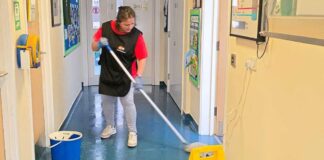 SE SOLICITA PERSONAL DE MAESTRANZA/LIMPIEZA PARA INSTITUCIONES EDUCATIVAS (HOMBRES Y MUJERES), VARIOS TURNOS DISPONIBLE. BUEN SUELDO Y BENEFICIOS Limpieza de Instituciones Educativas Limpieza de Escuelas limpieza de salon de clases Cleaning of Educational Institutions School Cleaning Classroom Cleaning