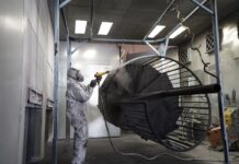 SE BUSCA OPERARIO/A DE PRODUCCIÓN DE CHORRO Y PINTURA INDUSTRIAL PARA RANDSTAD EN TORREJÓN DE ARDOZ, MADRID (NO SE EXIGE EXPERIENCIA), JORNADA COMPLETA. PAGO DE 11,75 € POR HORA Operario de chorro y pintura industrial en Madrid trabajando en una cabina de pintura