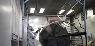 SE BUSCA OPERARIO/A DE PRODUCCIÓN DE CHORRO Y PINTURA INDUSTRIAL PARA RANDSTAD EN TORREJÓN DE ARDOZ, MADRID (NO SE EXIGE EXPERIENCIA), JORNADA COMPLETA. PAGO DE 11,75 € POR HORA Operario de chorro y pintura industrial en Madrid trabajando en una cabina de pintura